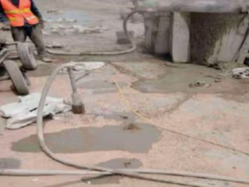 威远水泥混凝土路面板底注浆技术 路面脱空注浆整治方案