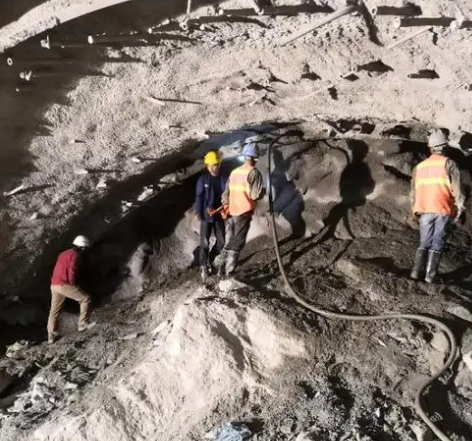 威远拱顶带模注浆料的施工流程及注意事项